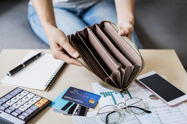 5 kiểu dùng ví tiền nhìn là biết ngay của người nghèo, ai muốn giàu phải tuyệt đối tránh xa - Ảnh 2.