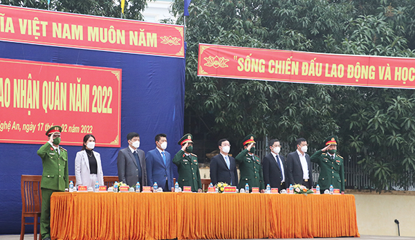 Nghệ An: Đồng chí Nguyễn Đức Trung - Chủ tịch UBND tỉnh động viên tân binh lên đường nhập ngũ - Ảnh 1.