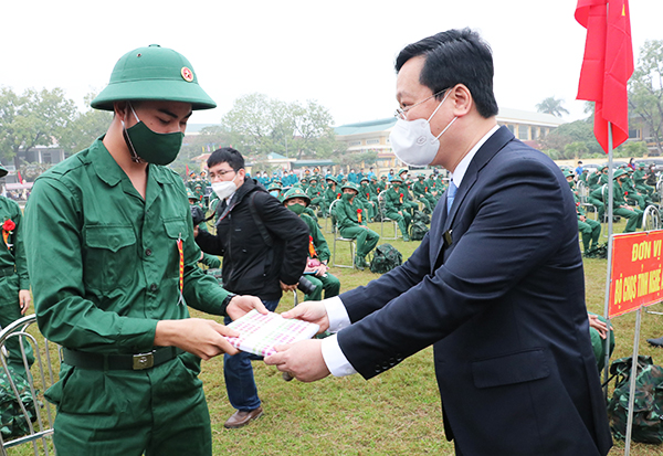 Nghệ An: Đồng chí Nguyễn Đức Trung - Chủ tịch UBND tỉnh động viên tân binh lên đường nhập ngũ - Ảnh 2.