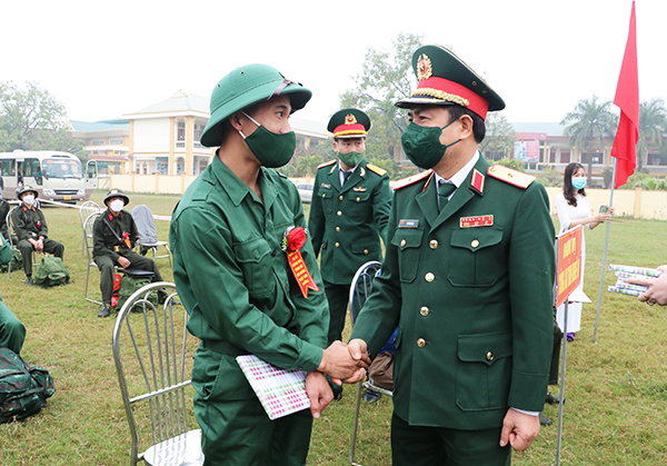 Nghệ An: Đồng chí Nguyễn Đức Trung - Chủ tịch UBND tỉnh động viên tân binh lên đường nhập ngũ - Ảnh 3.