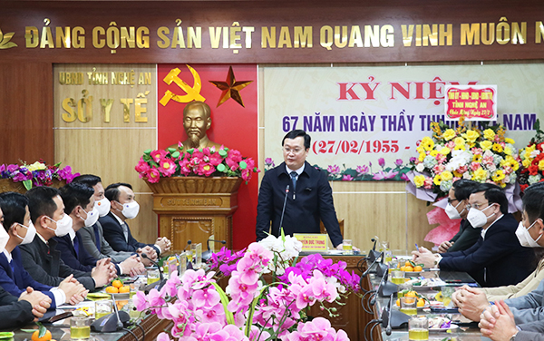 Nghệ An: Chủ tịch UBND tỉnh thăm, chúc mừng ngành Y tế nhân Ngày Thầy thuốc Việt Nam - Ảnh 2.