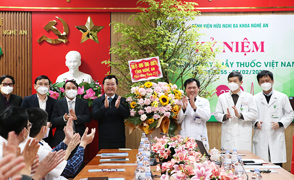 Nghệ An: Chủ tịch UBND tỉnh thăm, chúc mừng ngành Y tế nhân Ngày Thầy thuốc Việt Nam - Ảnh 4.