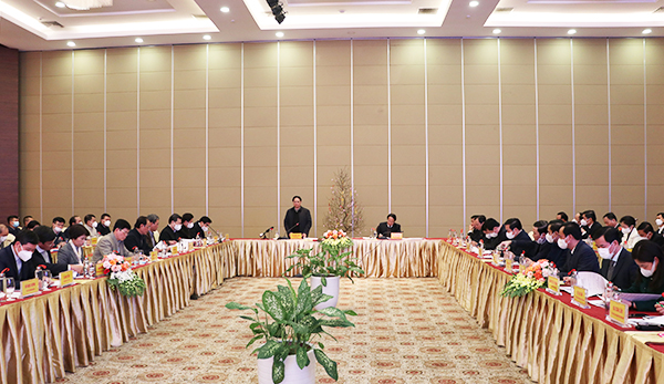 Thủ tướng Phạm Minh Chính chủ trì cuộc họp về việc thực hiện dự án đường bộ cao tốc Bắc – Nam phía Đông. - Ảnh 1.