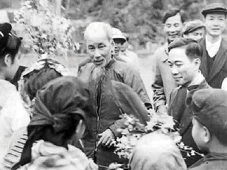Bác Hồ với Tố Hữu cùng một số đồng chí cán bộ Trung ương thăm lại Pác Bó năm 1961.