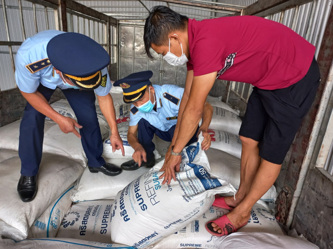 Tạm giữ 2 tấn đường kính nhập lậu từ nước ngoài đang được vận chuyển ra Nam Định để tiêu thụ - Ảnh 1.