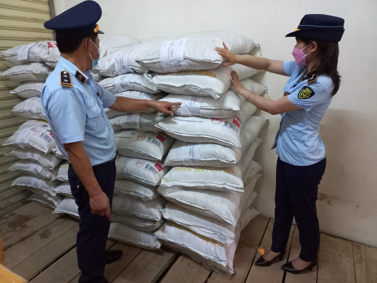 Tạm giữ 2 tấn đường kính nhập lậu từ nước ngoài đang được vận chuyển ra Nam Định để tiêu thụ - Ảnh 2.