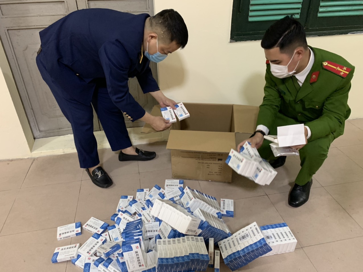 Thu giữ hàng ngàn kit test, hộp thuốc trị Covid-19 có chữ Trung Quốc nhập lậu - Ảnh 3.