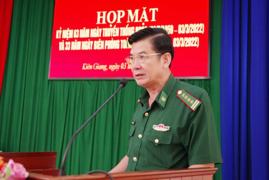 Đại tá Huỳnh Văn Đông - Bí thư Đảng ủy, Chính ủy Bộ Chỉ huy Bộ đội Biên phòng Kiên Giang phát biểu ôn lại truyền thống Bộ đội Biên phòng.