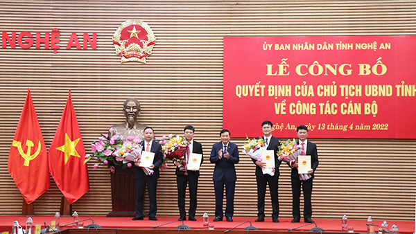 Nghệ An: Lễ công bố Quyết định của Chủ tịch UBND tỉnh về công tác cán bộ - Ảnh 1.