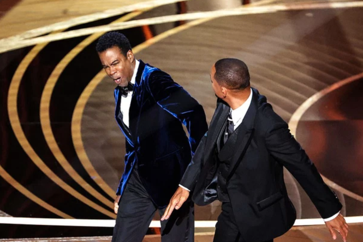 Will Smith xin rút khỏi Viện hàn lâm sau cái tát ồn ào trên sóng trao giải Oscar - Ảnh 1.