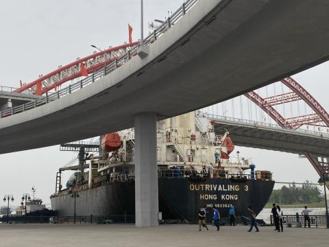 Hải Phòng: Tàu hàng mất lái đâm vào cầu Hoàng Văn Thụ - Ảnh 1.