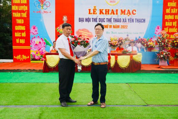 Trưởng Phòng VHTT&DL huyện Sông Lô Hoàng Ngọc Thanh tặng hoa chúc mừng đại hội.