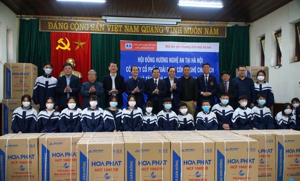 Hội đồng hương tai Hà Nội thăm, tặng quà Làng trẻ SOS Vinh - Ảnh 1.