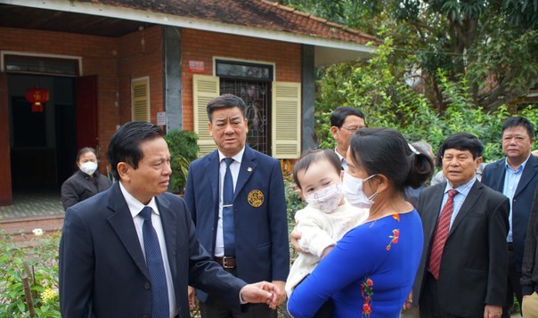Hội đồng hương tai Hà Nội thăm, tặng quà Làng trẻ SOS Vinh - Ảnh 2.