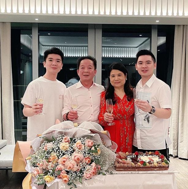Chuyện lạ trong gia đình các ông bầu Việt: Chồng là doanh nhân đình dám, tài sản kếch xù, vợ vô cùng kín tiếng và có chung 1 đặc điểm khiến ai cũng nể - Ảnh 1. Chuyện lạ trong gia đình các ông bầu Việt: Chồng là doanh nhân đình dám, tài sản kếch xù, vợ vô cùng kín tiếng và có chung 1 đặc điểm khiến ai cũng nể - Ảnh 1.