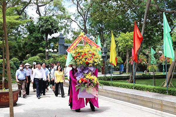 Đoàn công tác Bộ Lao động, Thương binh và Xã hội dâng hương tưởng niệm Chủ tịch Hồ Chí Minh. - Ảnh 1.