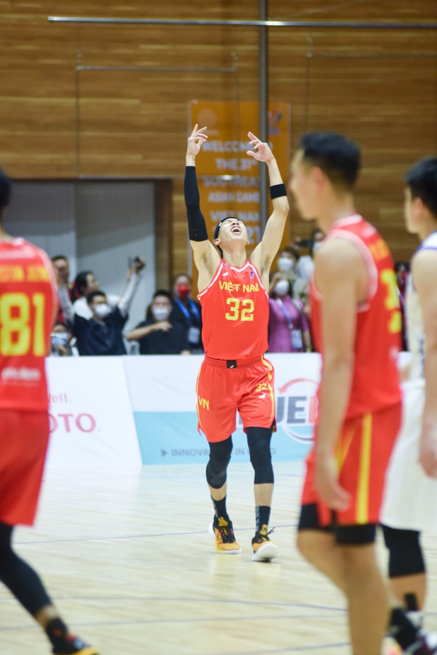 SEA Games 31: Đội tuyển bóng rổ Việt Nam lội ngược dòng thành công trước Singapore - Ảnh 1.