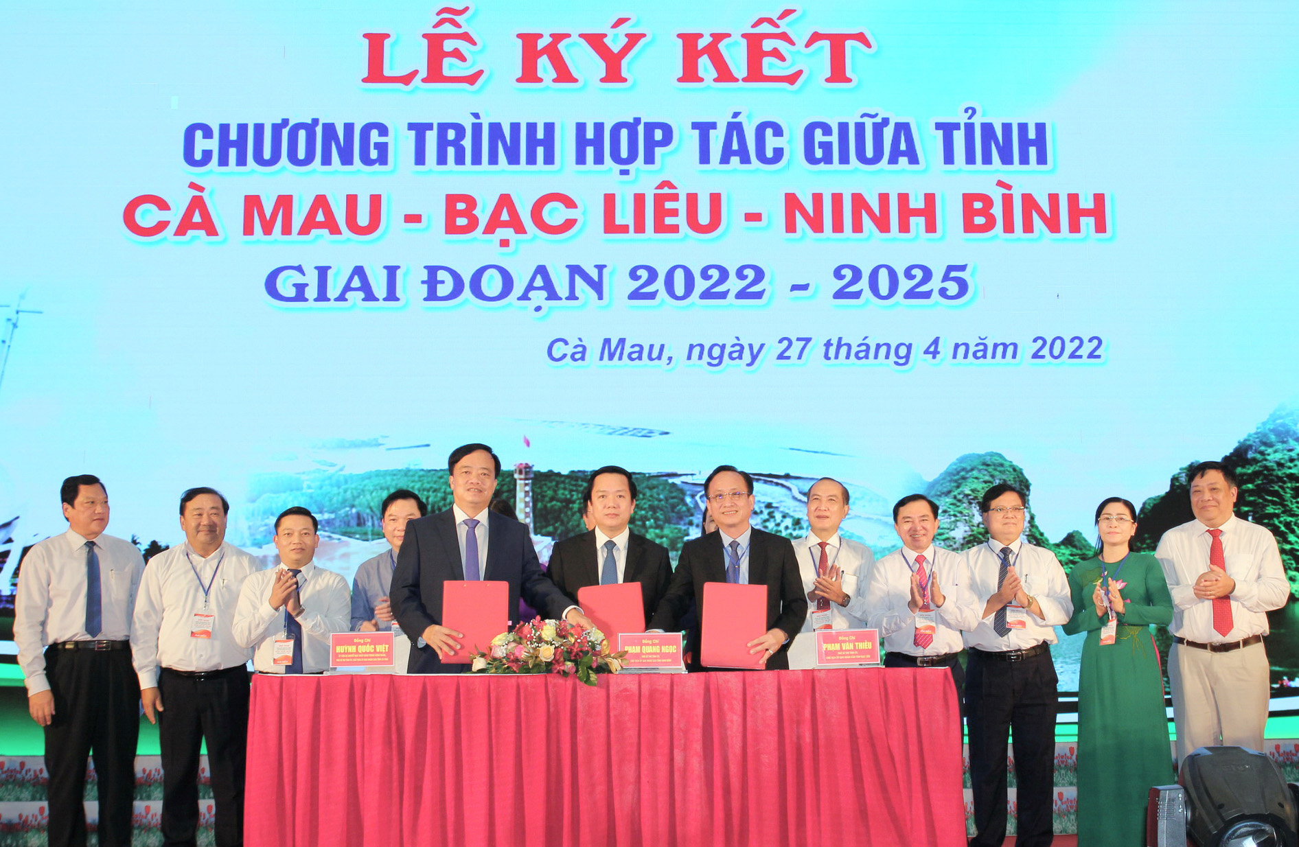 Cà Mau - Điểm đến 2022:
Cà Mau, điểm đến mới lạ và thú vị cho chuyến du lịch của bạn. Năm 2022, Cà Mau đã được biến đổi với những cơ sở hạ tầng hiện đại và môi trường du lịch đa dạng. Bấm vào hình ảnh liên quan đến từ khóa \