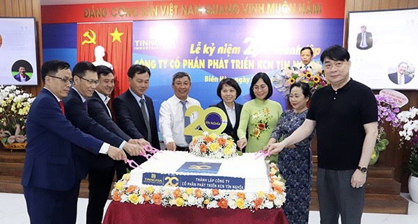 Lãnh đạo TIP kỷ niệm 20 năm thành lập Công ty CP Phát triển KCN Tín Nghĩa.