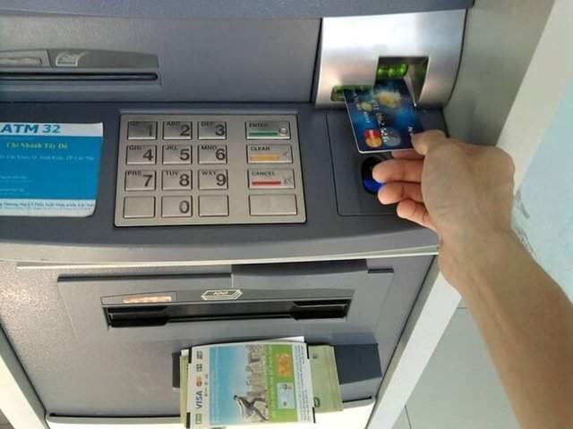 Thí điểm rút tiền mặt tai ATM bằng căn cước công dân - Ảnh 1.