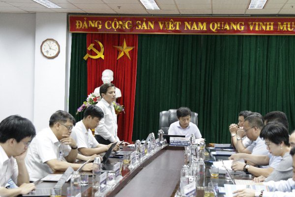 Ông Nguyễn Tiến Khoa - Chủ tịch HĐTV Tổng công ty phát biểu tại cuộc họp