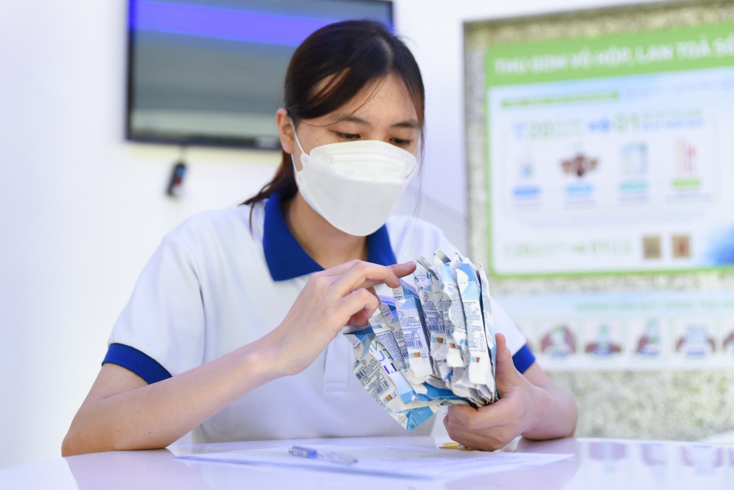 Khách hàng hào hứng đổi vỏ hộp sữa lấy quà tại các cửa hàng TH true mart - Ảnh 4. Khách hàng hào hứng đổi vỏ hộp sữa lấy quà tại các cửa hàng TH true mart - Ảnh 4.