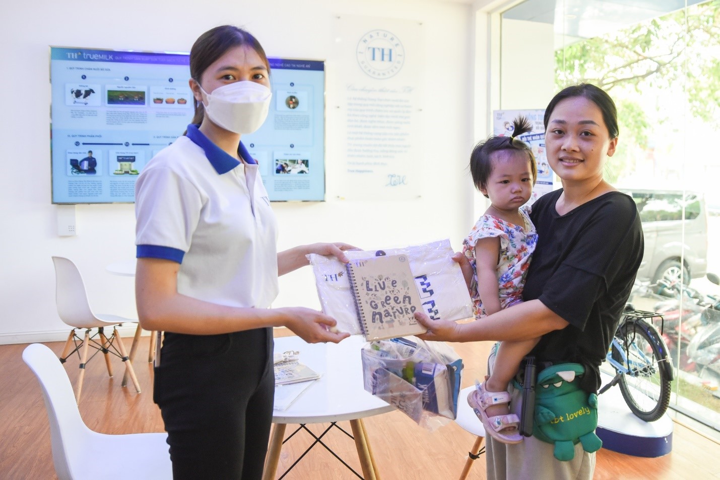 Khách hàng hào hứng đổi vỏ hộp sữa lấy quà tại các cửa hàng TH true mart - Ảnh 6. Khách hàng hào hứng đổi vỏ hộp sữa lấy quà tại các cửa hàng TH true mart - Ảnh 6.