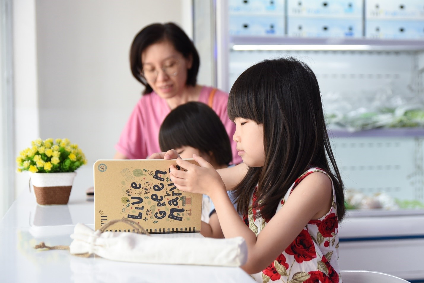 Khách hàng hào hứng đổi vỏ hộp sữa lấy quà tại các cửa hàng TH true mart - Ảnh 7. Khách hàng hào hứng đổi vỏ hộp sữa lấy quà tại các cửa hàng TH true mart - Ảnh 7.