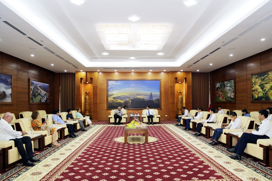 Lào Cai: Chủ tịch UBND tỉnh Trịnh Xuân Trường tiếp xã giao đoàn Đại sứ Cuba tại Việt Nam, Hội Hữu nghị Cuba – Việt Nam - Ảnh 1. Lào Cai: Chủ tịch UBND tỉnh Trịnh Xuân Trường tiếp xã giao đoàn Đại sứ Cuba tại Việt Nam, Hội Hữu nghị Cuba – Việt Nam - Ảnh 1.