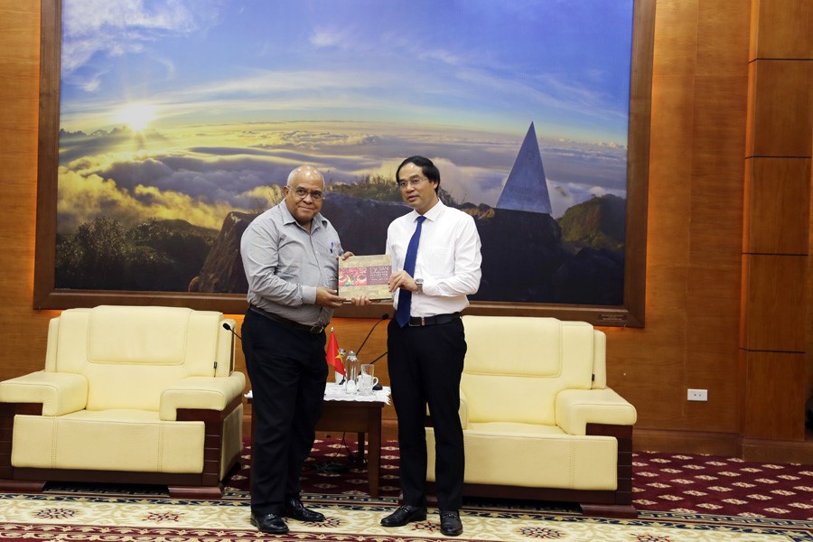 Lào Cai: Chủ tịch UBND tỉnh Trịnh Xuân Trường tiếp xã giao đoàn Đại sứ Cuba tại Việt Nam, Hội Hữu nghị Cuba – Việt Nam - Ảnh 2. Lào Cai: Chủ tịch UBND tỉnh Trịnh Xuân Trường tiếp xã giao đoàn Đại sứ Cuba tại Việt Nam, Hội Hữu nghị Cuba – Việt Nam - Ảnh 2.