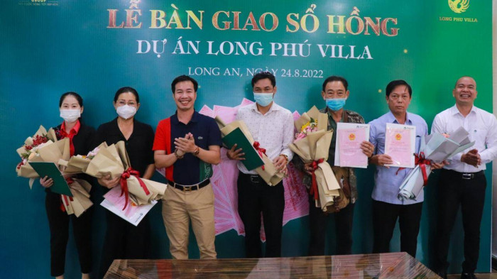 Trần Anh Group bàn giao sổ hồng đợt 1 dự án Long Phú Villa cho cư dân - Ảnh 1.