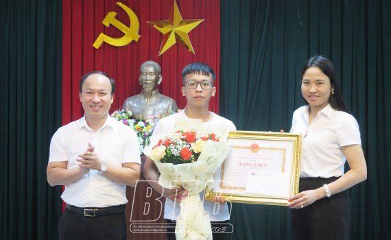 Thái Bình: Chủ tịch UBND tỉnh tặng bằng khen cho người nhặt được 102 triệu đồng trả lại người mất - Ảnh 1.
