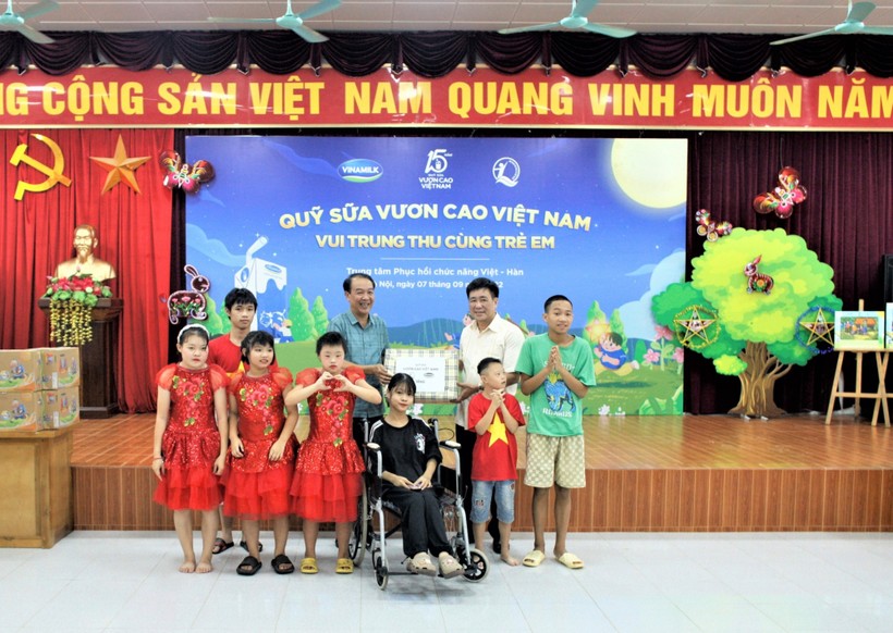 Vinamilk và Quỹ sữa vươn cao Việt Nam cùng trẻ em vui Tết trung thu - Ảnh 2.