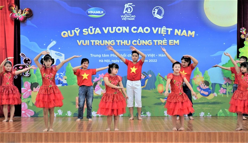Vinamilk và Quỹ sữa vươn cao Việt Nam cùng trẻ em vui Tết trung thu - Ảnh 4.