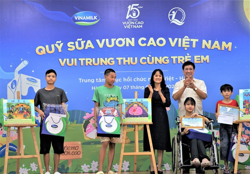 Vinamilk và Quỹ sữa vươn cao Việt Nam cùng trẻ em vui Tết trung thu - Ảnh 7.