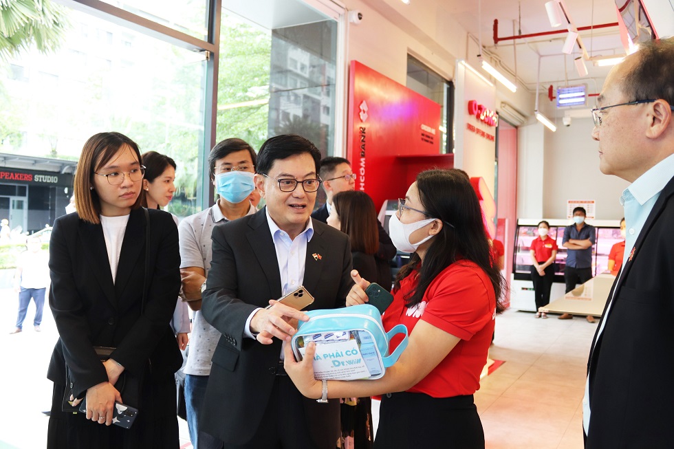 Phó Thủ tướng Singapore thăm cửa hàng WIN của Tập đoàn Masan - Ảnh 1.
