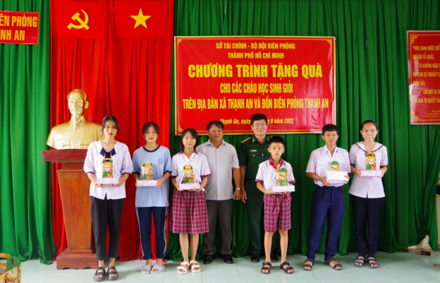 Bộ đội Biên phòng TP. Hồ Chí Minh: Trao tặng 30 phần quà học sinh hoàn cảnh khó khăn tại xã đảoThạnh An - Ảnh 1.