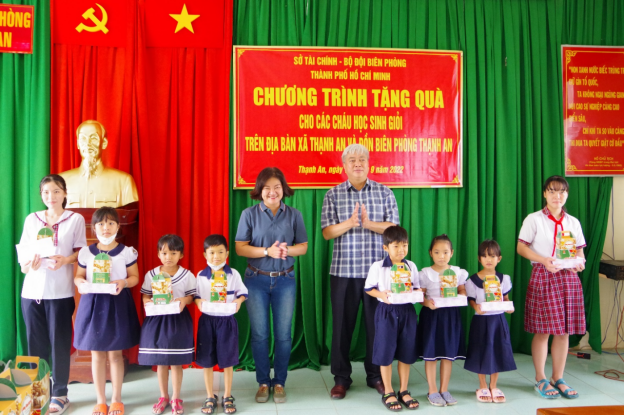 Bộ đội Biên phòng TP. Hồ Chí Minh: Trao tặng 30 phần quà học sinh hoàn cảnh khó khăn tại xã đảoThạnh An - Ảnh 2.