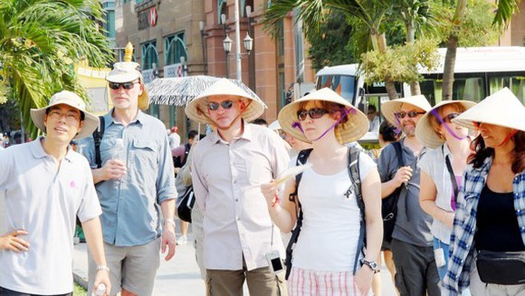 Việt Nam đón gần 2 triệu lượt khách quốc tế trong 9 tháng - Ảnh 1.