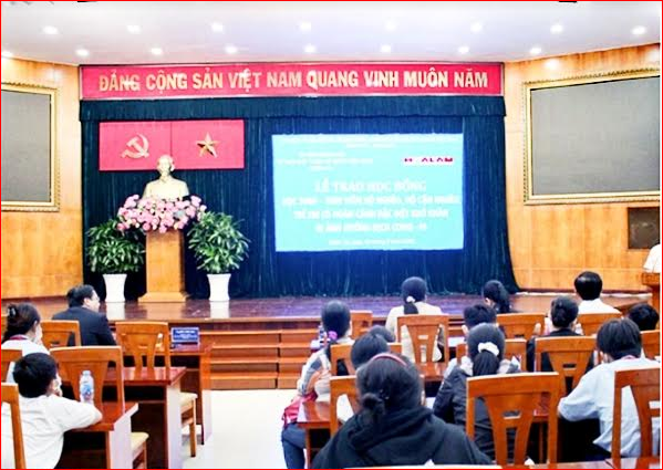 Quận 10,  TP. Hồ Chí Minh:Trao học bổng cho học sinh, sinh viên hộ nghèo, ảnh hưởng đại dịch COVID-19 - Ảnh 1.