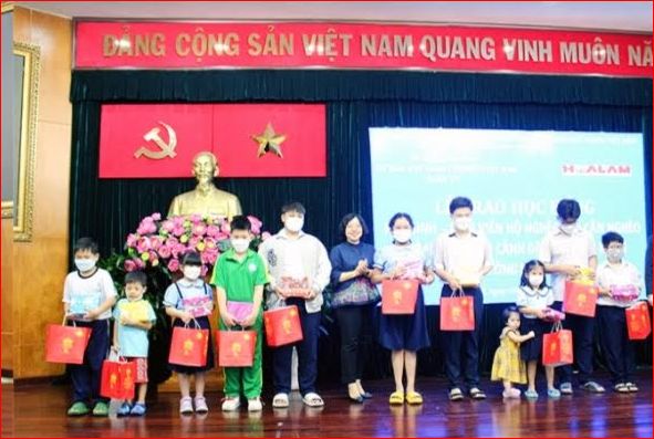 Quận 10,  TP. Hồ Chí Minh:Trao học bổng cho học sinh, sinh viên hộ nghèo, ảnh hưởng đại dịch COVID-19 - Ảnh 2.