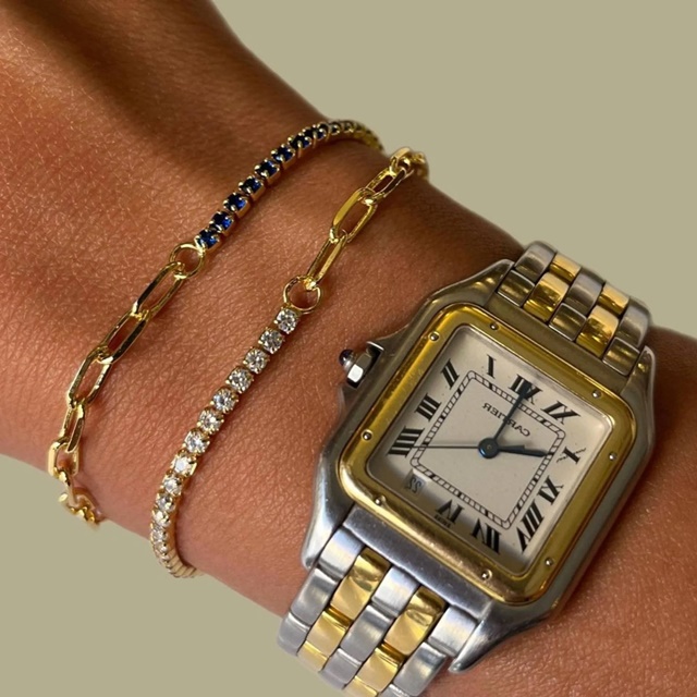 Vòng đeo tay tennis rất dễ kết hợp với đồng hồ. Ảnh: Instagram