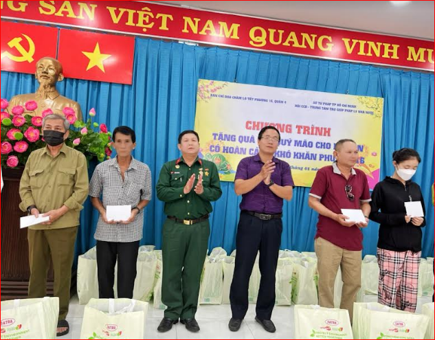 Trung tâm trợ giúp Pháp lý Nhà nước TP. HCM: Tổ chức nhiều đợt trao quà Tết Qúy Mão 2023
 - Ảnh 1.