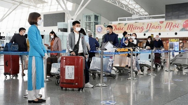 Sân bay Tân Sơn Nhất đón khoảng 200.000 lượt khách trong 2 ngày đầu năm - Ảnh 1.