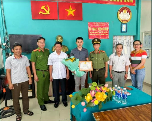 Công an quận Tân Phú, TP. Hồ Chí Minh: Khen thưởng các cá nhân dũng cảm bắt cướp  - Ảnh 2.