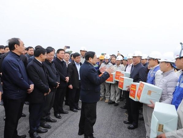 Thủ tướng chính phủ - Phạm Minh Chính kiểm tra tiến độ thi công tuyến đường cao tốc Bắc - Nam đoạn qua tỉnh Thanh Hóa - Ảnh 3.