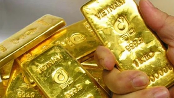 Giá vàng hôm nay 11/10: Tăng sát mốc 70 triệu đồng/lượng - Ảnh 1.