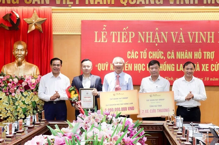 T&T Group hỗ trợ 5 tỷ đồng mở cánh cửa cho học sinh nghèo Hà Tĩnh vào đại học - Ảnh 1.