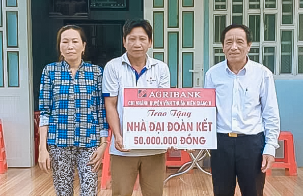 Ông Phạm Đình Viễn - Phó Giám đốc Agribank chi nhánh huyện Vĩnh Thuận Kiên Giang II bàn giao nhà Đại đoàn kết cho gia đình anh Út và chị Thiêu.