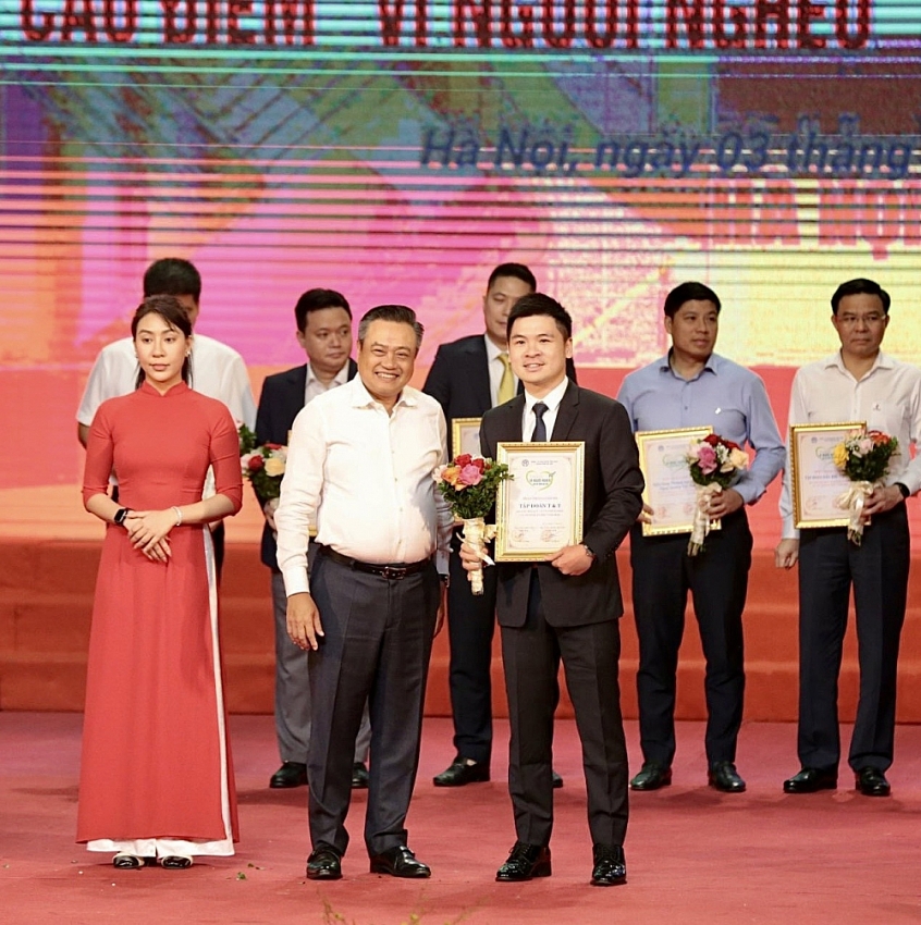 T&T Group ủng hộ 1 tỷ đồng cho Quỹ “Vì người nghèo” thành phố Hà Nội - Ảnh 1.